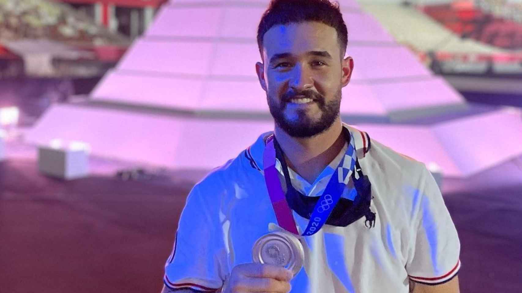 Eddy Álvarez con su medalla de plata en los Juegos Olímpicos de Tokio 2020