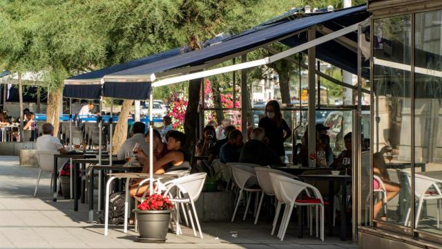 Una terraza con un buen número de clientes en Santander.