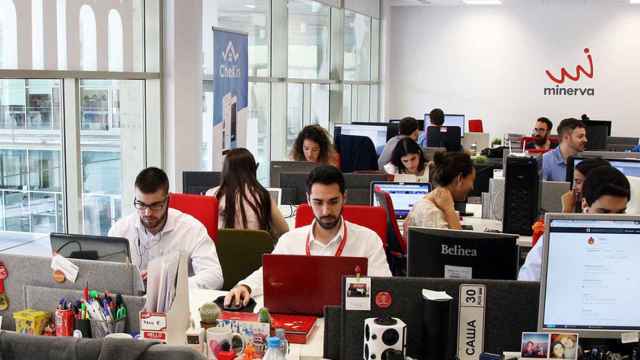 Empleados de varias startups del programa andaluz Minerva, trabajando en la sede de esta aceleradora.