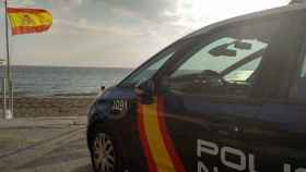 Un coche de la Policía Nacional junto a la playa