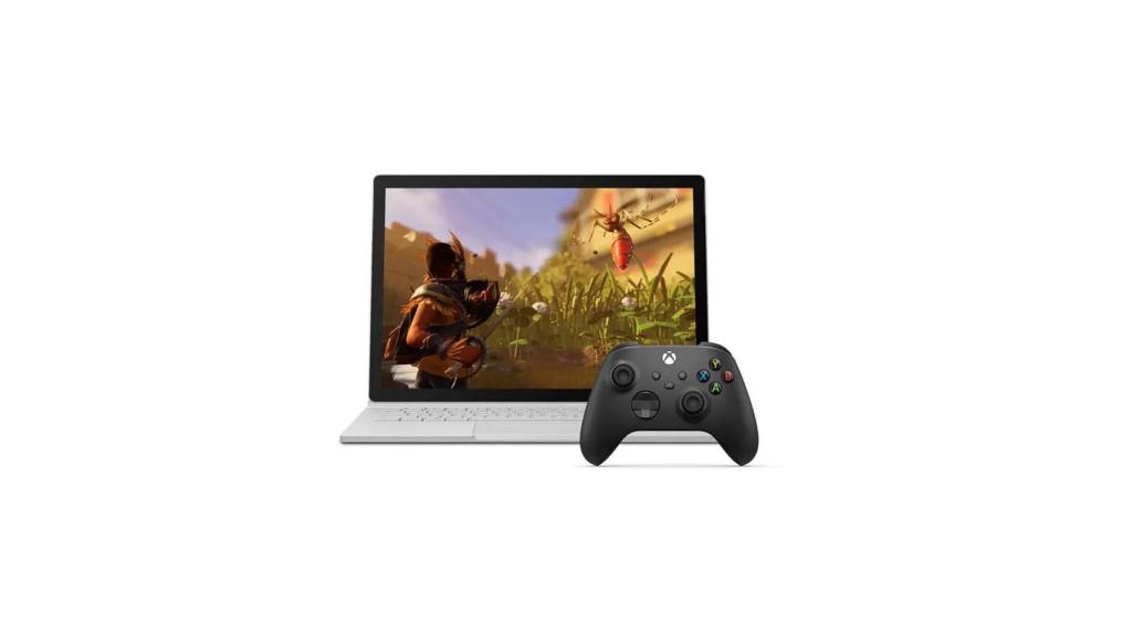 Un ordenador Surface con un mando de Xbox Series X.