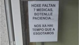 El cartel en el centro de salud de Ribeira.