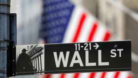 Un cartel de Wall Street en la entrada del edificio de la Bolsa de Nueva York.