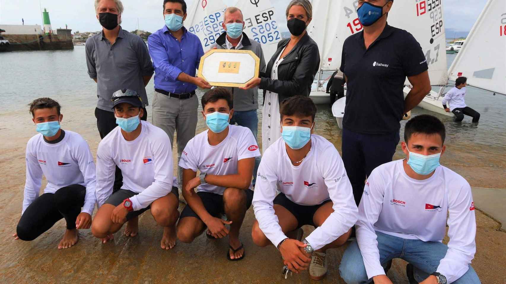 El Bosch Service Solutions recibiendo el trofeo de vencedor de Mar de Maeloc 2020 (Foto Pedro Seoane)