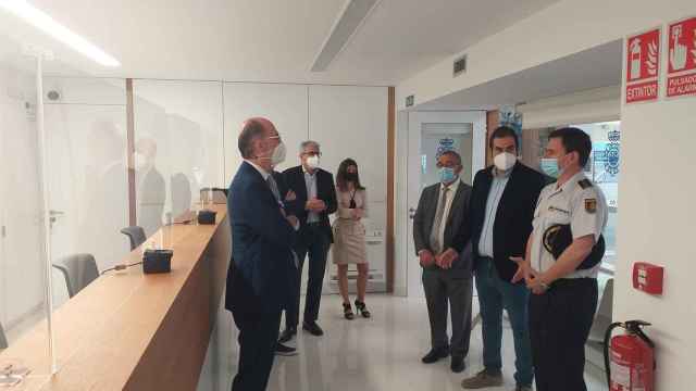 El presidente del Puerto de Vigo, Jesús Vázquez Almuíña, y el comisario de Vigo-Redondela, Juan José Díaz Jiménez, visitan las nuevas instalaciones de la Policía Nacional en la Estación Marítima