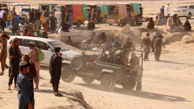 Afganos esperan en la frontera con Chaman (Pakistán), cerrada por los talibanes tras tomar el control.