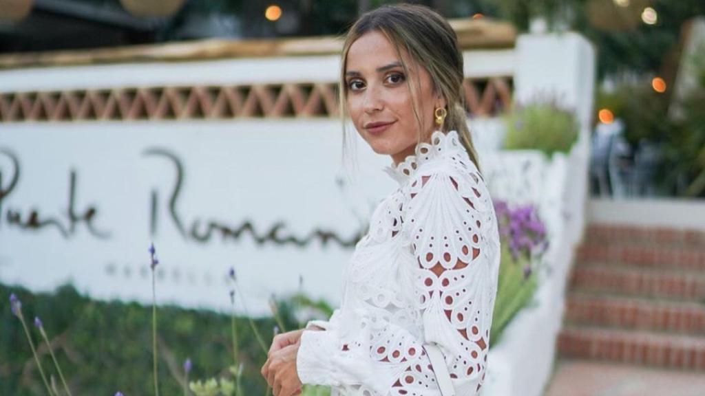 Verónica combinó su 'look' con un recogido de coleta dejando dos mechones sobre el rostro.