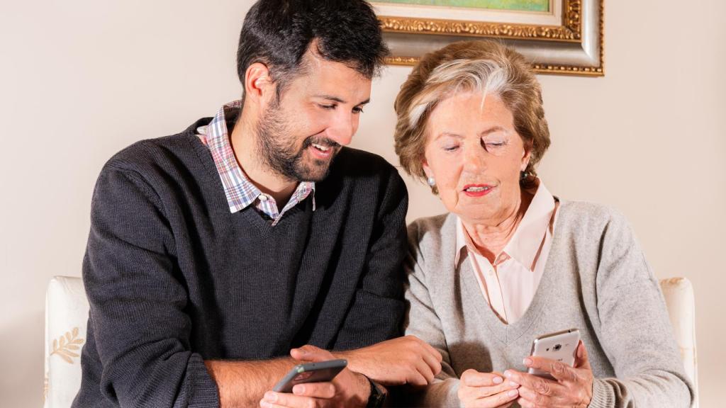 Guillem Viladomat, CEO de Durcal, junto a su abuela, persona que motivó el  nacimiento de la aplicación para la teleasistencia de toda la familia.