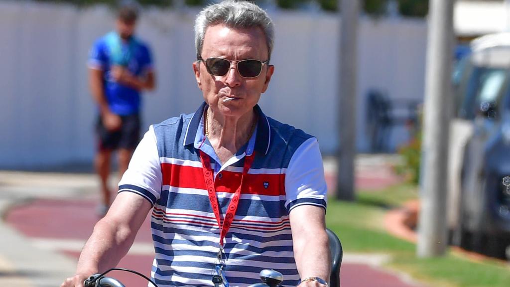 José Ortega Cano dando un paseo en bicicleta durante sus vacaciones en Cádiz.