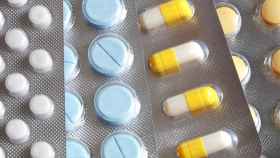 Distintos pastillas para problemas de salud varios.