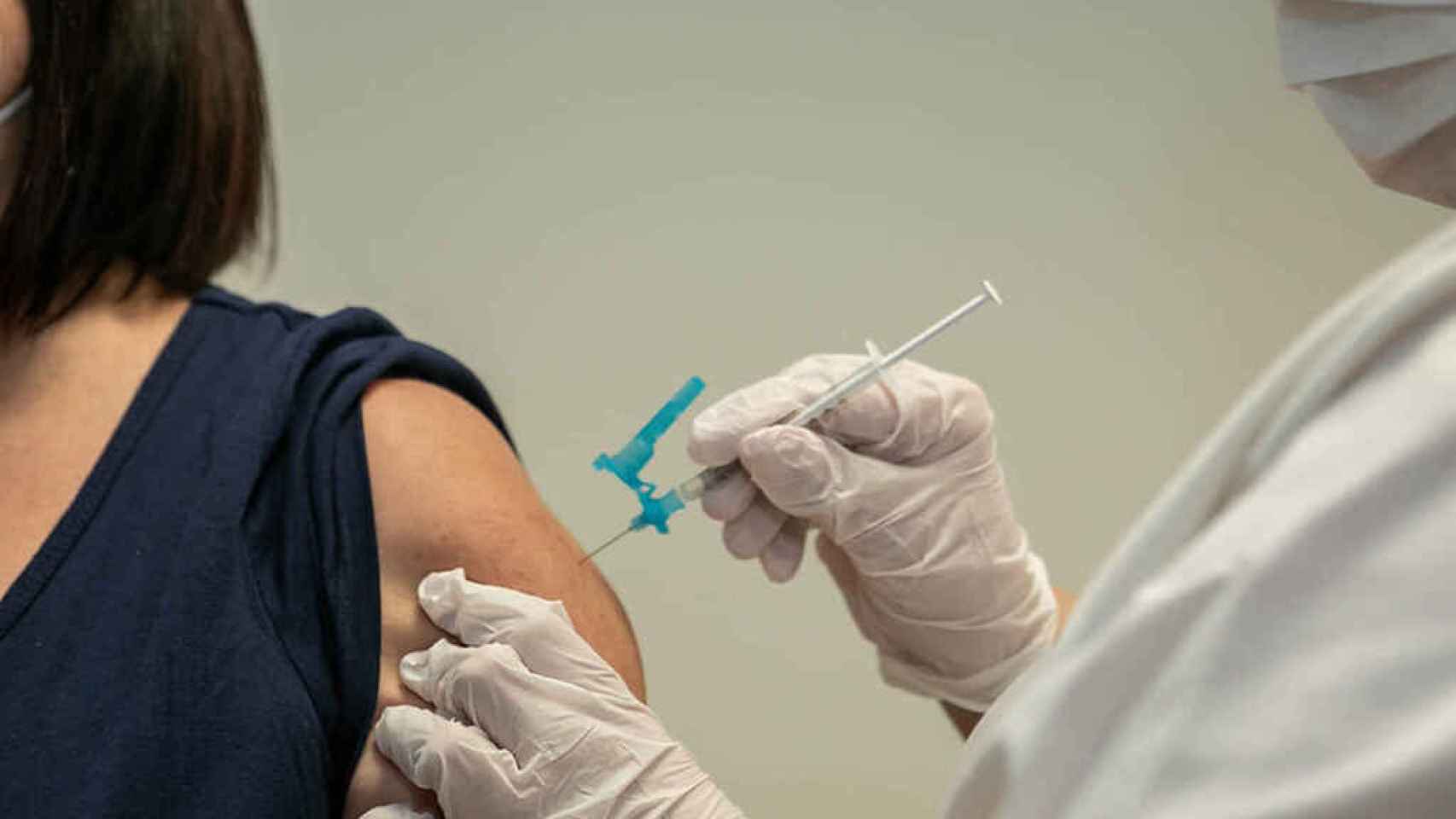 La variante Delta obliga a repensar la estrategia de vacunación en las personas contagiadas