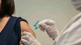 La variante Delta obliga a repensar la estrategia de vacunación en las personas contagiadas