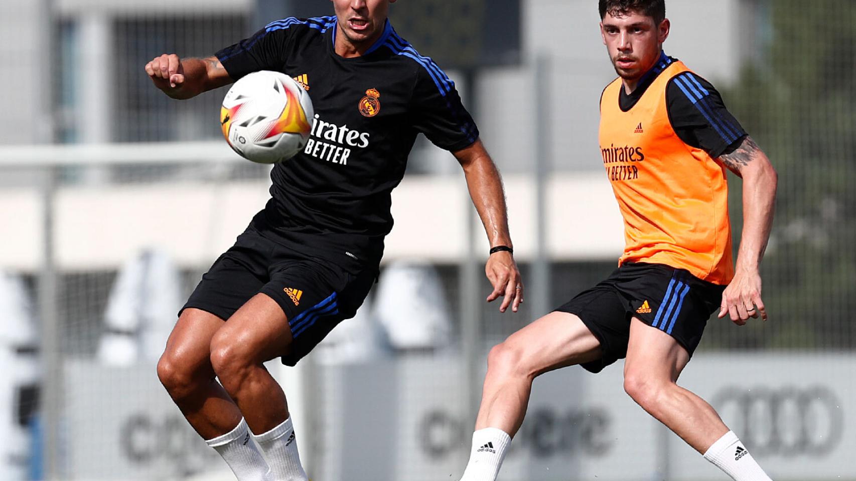 Eden Hazard y Fede Valverde, durante el entrenamiento del Real Madrid