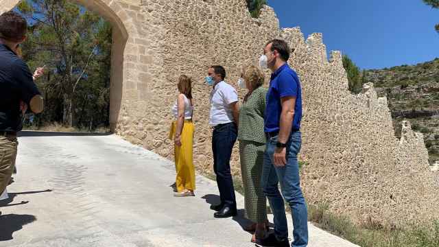 Álvaro Martínez Chana, presidente de la Diputación de Cuenca, visitando la muralla de Alarcón. Foto: Diputación de Cuenca