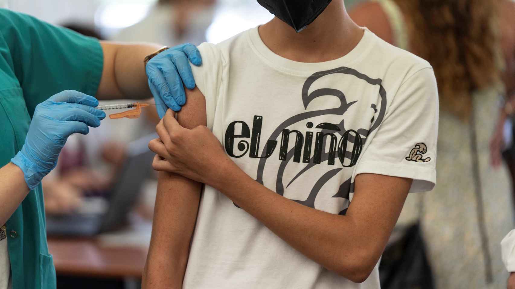 Un enfermero vacuna a un menor contra la Covid-19 en Andalucía.