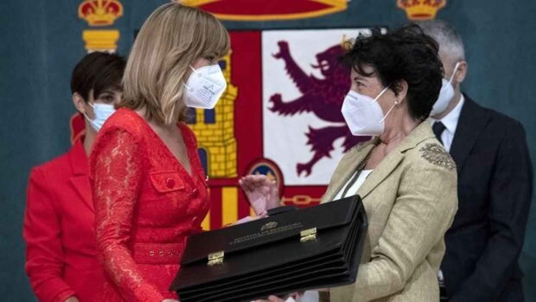Isabel Celaá entrega la cartera de Educación a la nueva ministra, Pilar Alegría.