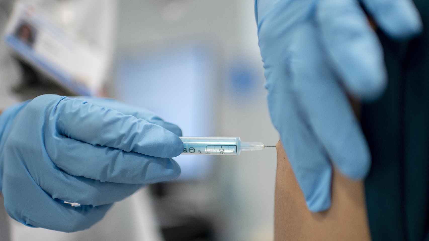 Un ciudadano recibe la vacuna contra la Covid-19 en Madrid.