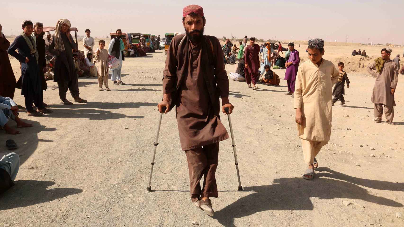 Afganos esperan la reapertura de la frontera con Chaman (Pakistán). Su lado está tomado por los talibanes.