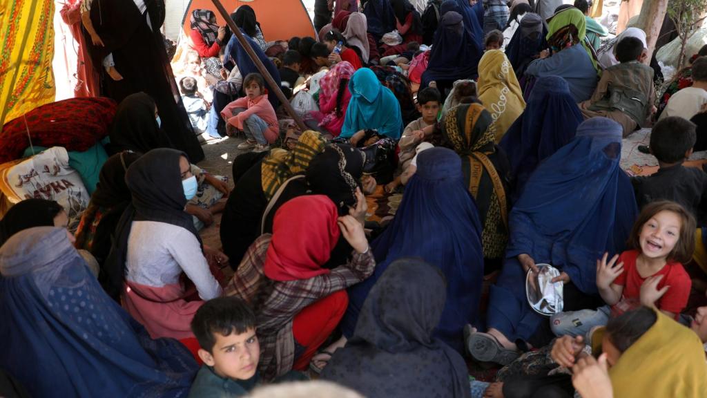 Refugiados afganos atrapados por el conflicto bélico con los talibanes en su país.