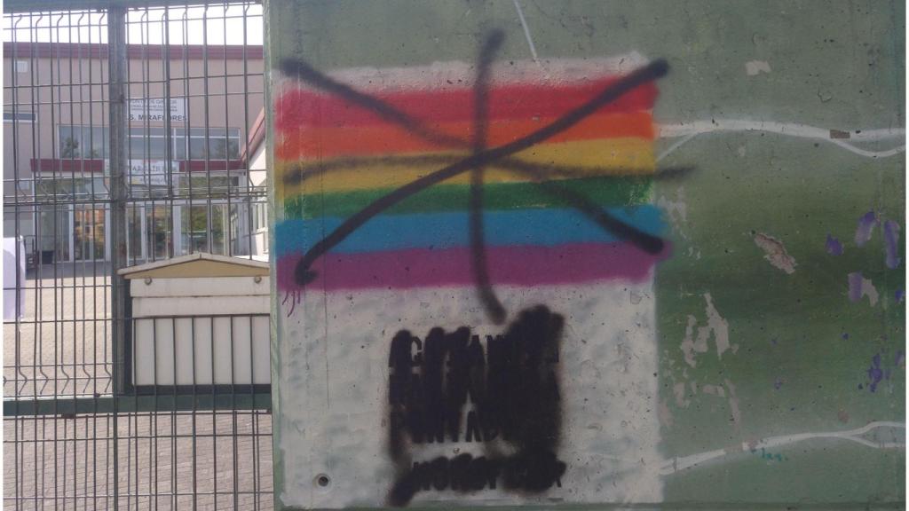 Pintada homófoba en el IES Miraflores de Oleiros (A Coruña).