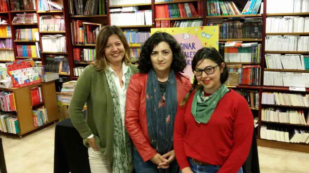 Matilde Corral, Ana B. Gómez y Natalia Umpiérrez, ilustradora de varios títulos de la editorial