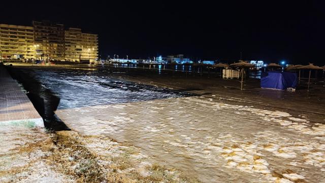 Imagen de la pasada noche en Santa Pola que ha difundido AEMET.