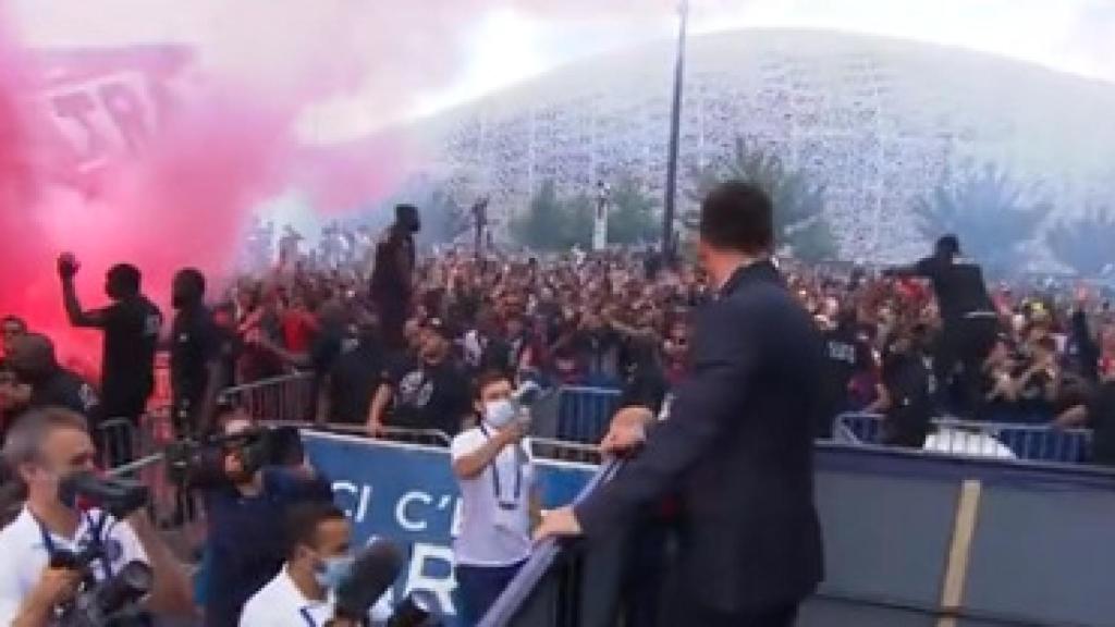 Messi saluda a la afición del PSG