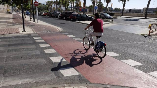 Un ciclista circula por un carril bici en Málaga.
