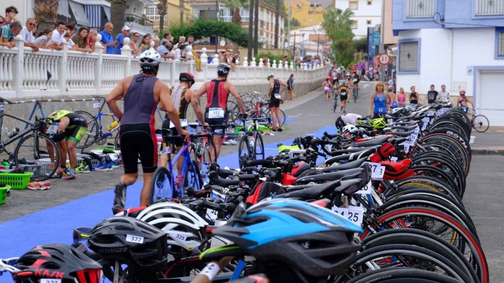 Imagen del triatlón en Rincón de la Victoria, que se suspende en 2021 también por la COVID