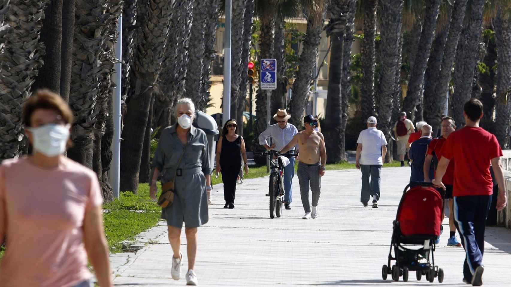 Varias personas pasean por la calle en Málaga