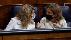 Yolanda Díaz (UP) y Teresa Ribera (PSOE), conversando durante un pleno parlamentario.
