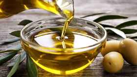 Aceite de oliva vertido en un cuenco.