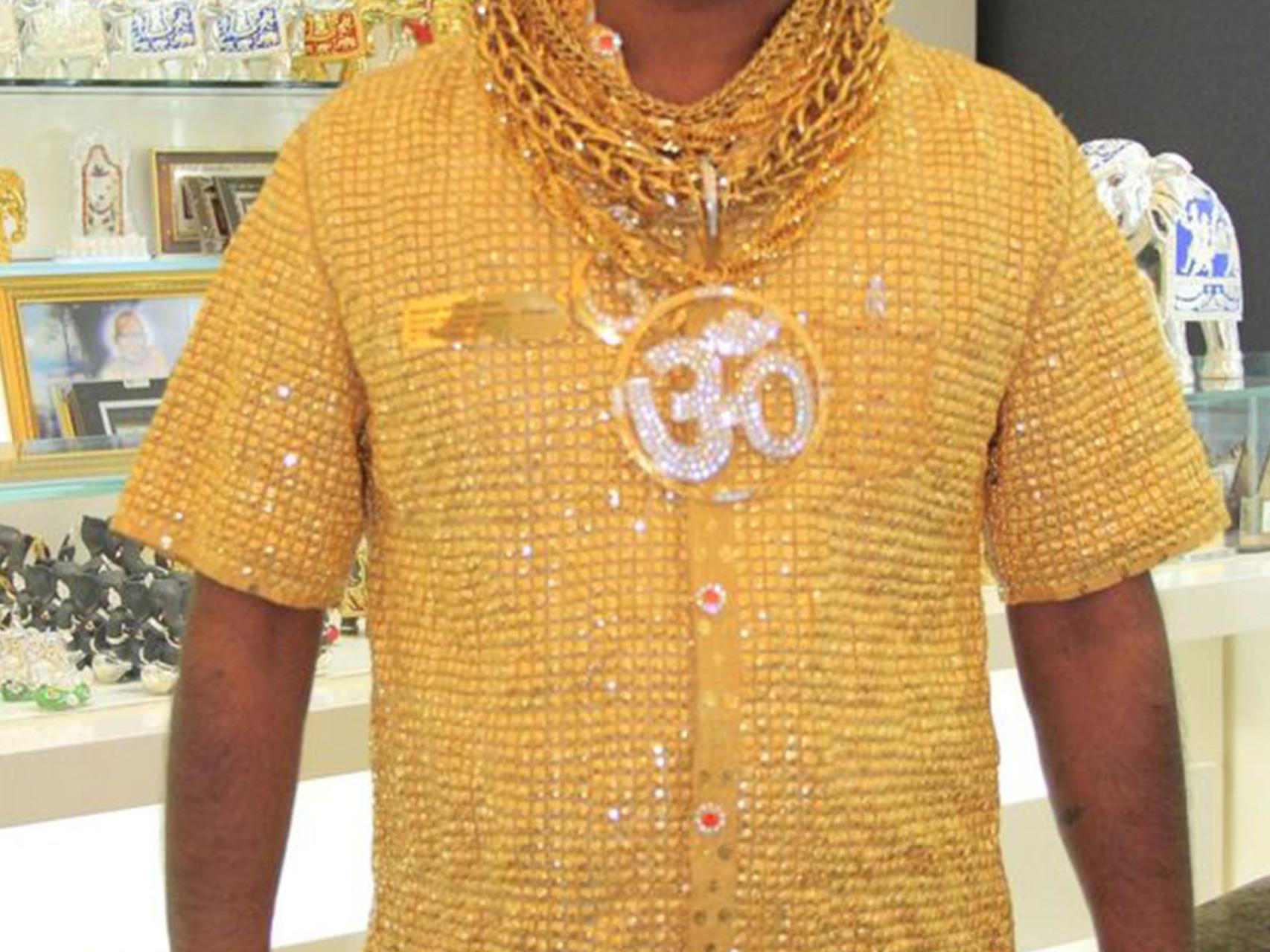 Lo que nunca podras comprarte la camisa hecha con mas de 3 kilos de oro valorada en 212.000 euros