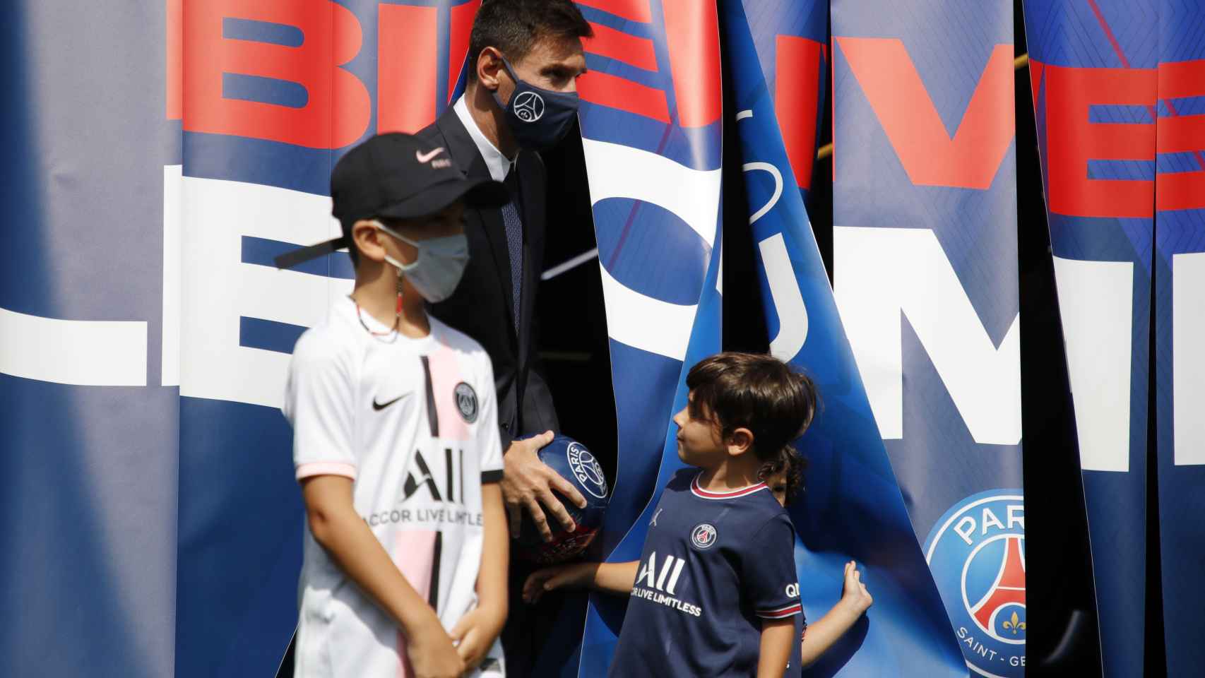 Messi, junto a sus hijos en la presentación con el PSG