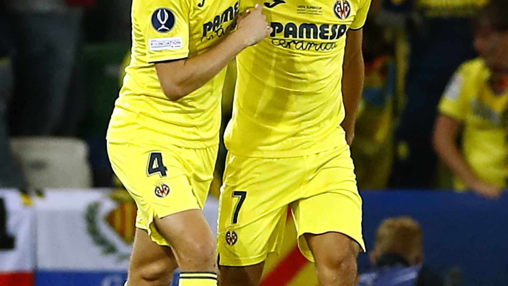 Pau Torres felicita a Gerard Moreno por su gol en la final de la Supercopa de Europa 2021