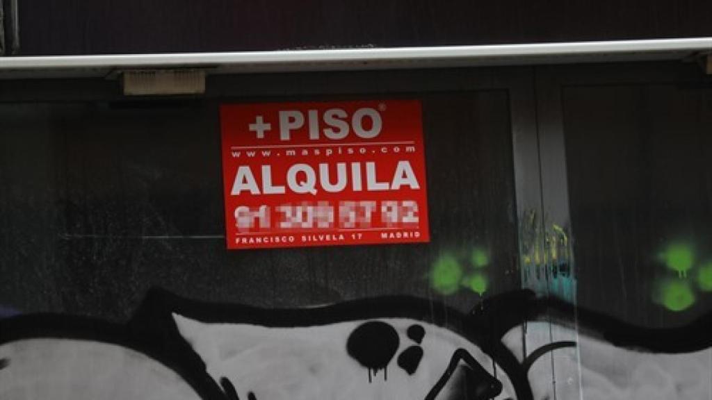 Cartel anunciando el alquiler de una vivienda.