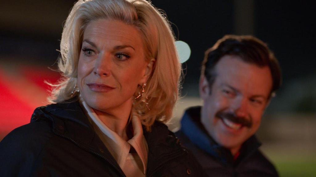 Hannah Waddingham y Jason Sudeikis en la primera temporada de la serie.