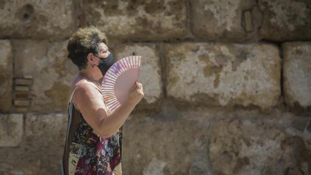 Una mujer se abanica para combatir el calor.