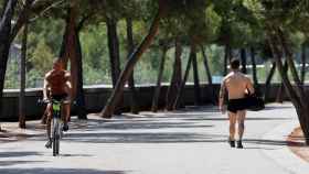 Dos personas pasean por Madrid Río.