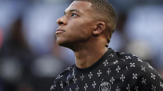 Kylian Mbappé, en uncalentamiento del PSG