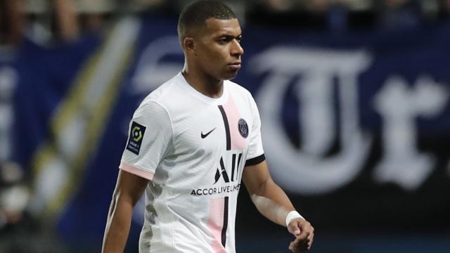 Kylian Mbappé, en un partido del PSG durante la temporada 2021/2022