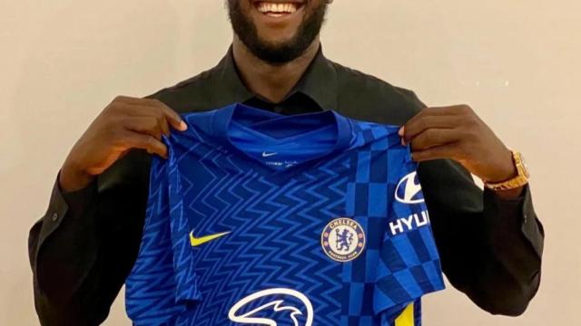 Romelu Lukaku, posando con la camiseta del Chelsea tras su fichaje