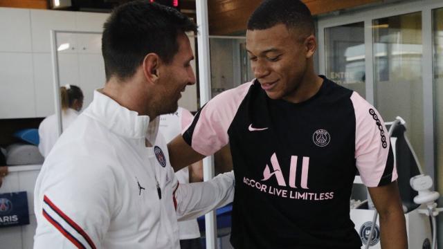 Saludo entre Messi y Mbappé