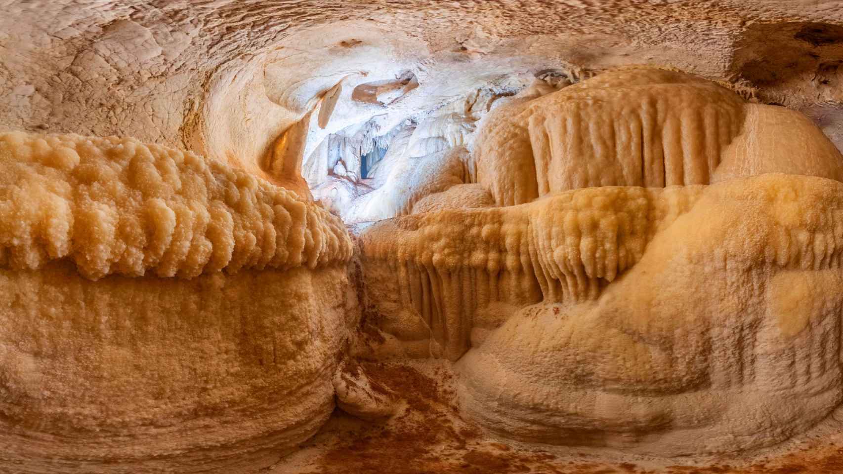 Una de las imágenes difundidas en redes sociales animando a proteger la cueva de La Araña.