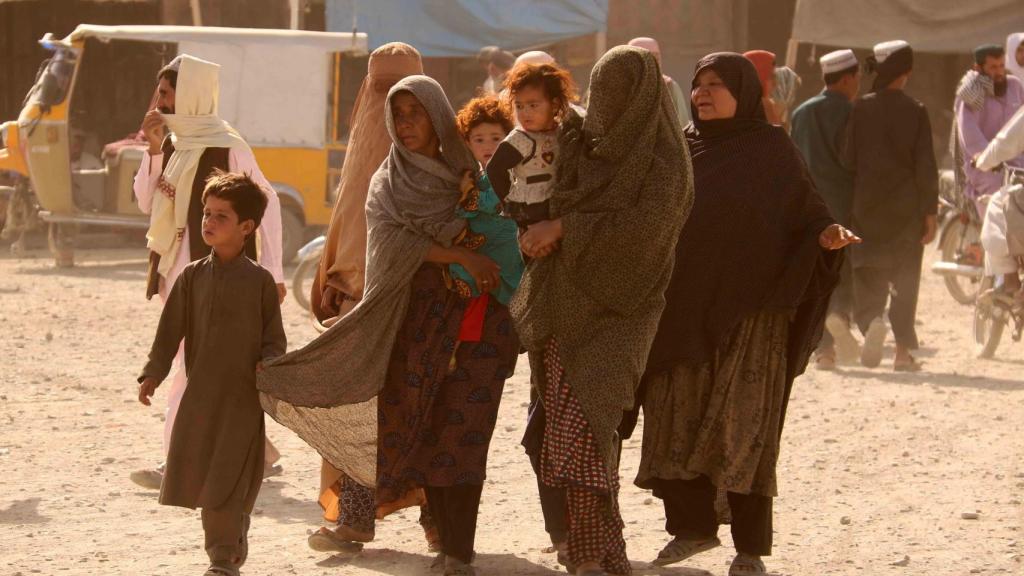 Afganos bloqueados en la frontera con Pakistán.