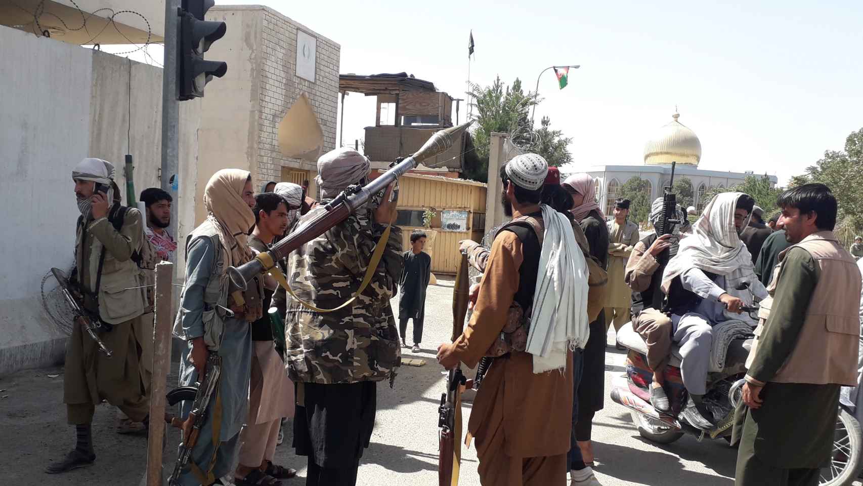 Talibanes en la ciudad de Ghanzi tras tomar el control.