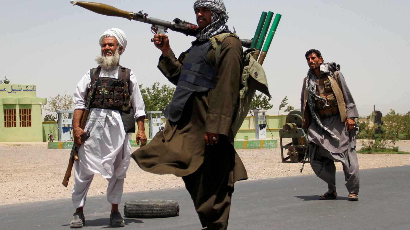 Exmuyahidines sostienen armas para apoyar a las fuerzas afganas en Herat.