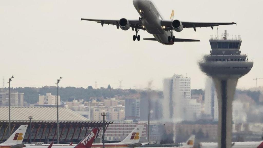 Un avión despega del aeropuerto Madrid-Barajas Adolfo Suárez.