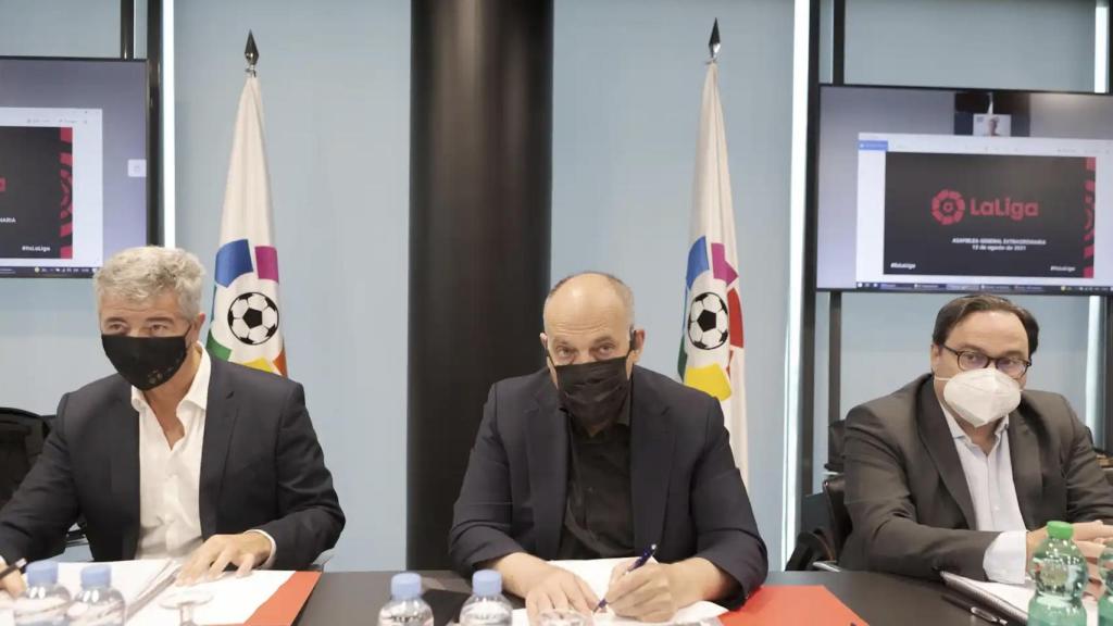 Javier Tebas, presidente de La Liga, (centro) junto a Miguel Ángel Gil (izda),  vicepresidente primero, durante la Asamblea Extraordinaria.