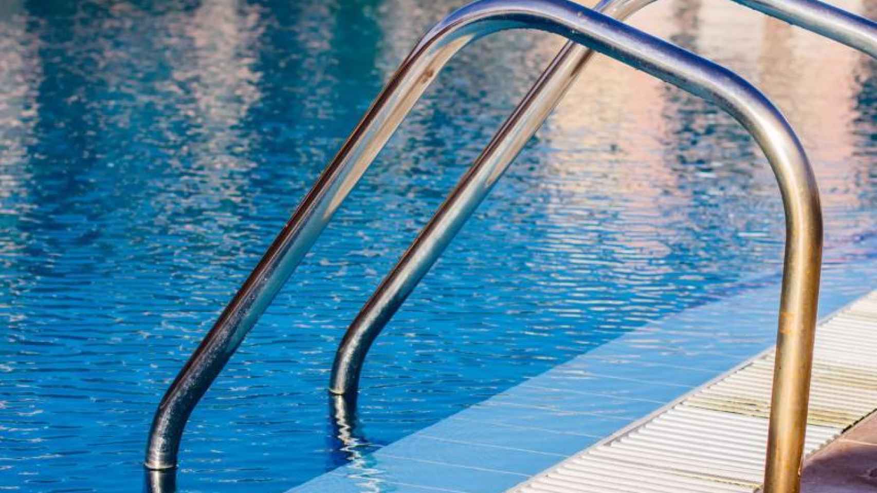 Permanece grave la mujer que sufrió una ahogamiento en la piscina de Azuqueca